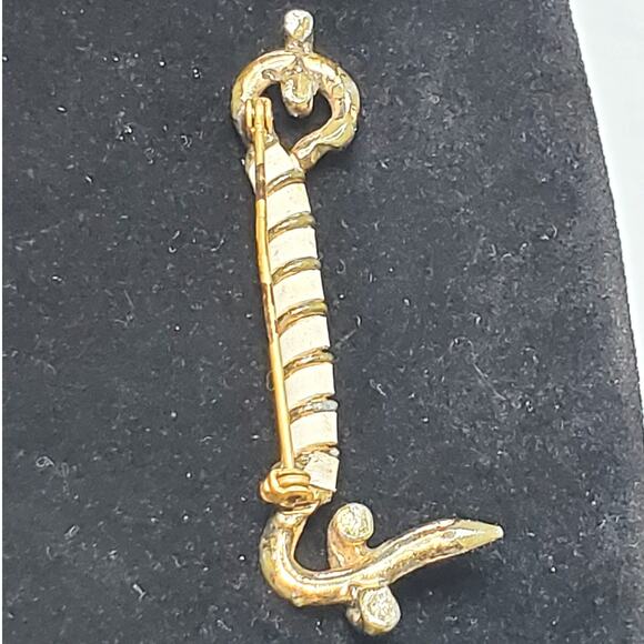 Gold Tone Hook Lock White Twist 2.5" Unsigned Vtg - Picture 6 of 9